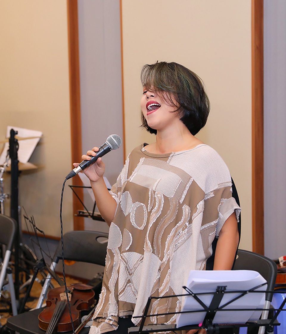 Diva Thanh Lam “phiêu”, ngồi bệt xuống để hát - 4 Diva Thanh Lam “phiêu”, ngồi bệt xuống để hát - 4