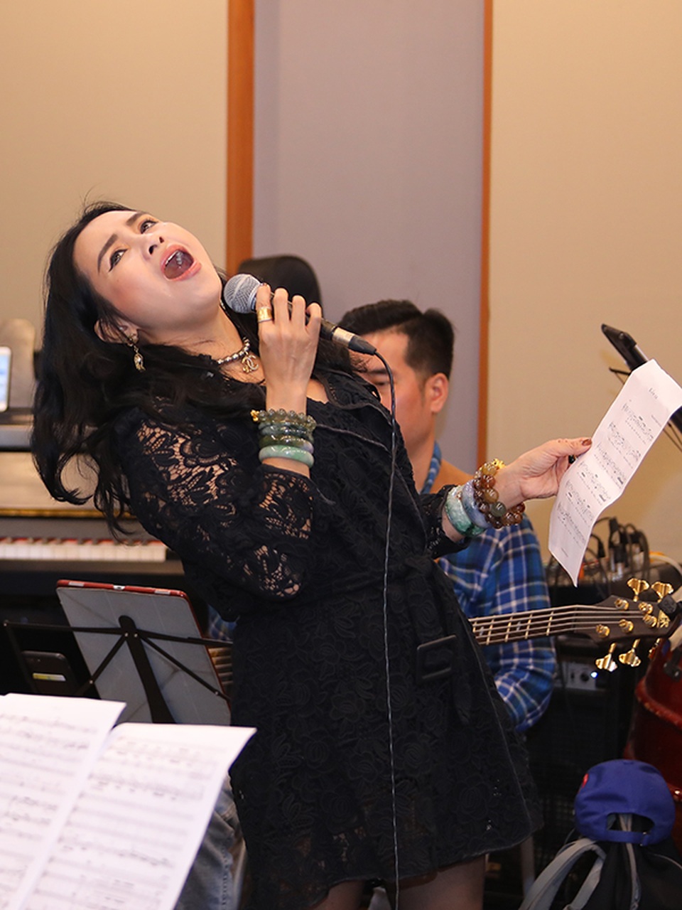 Diva Thanh Lam “phiêu”, ngồi bệt xuống để hát - 3 Diva Thanh Lam “phiêu”, ngồi bệt xuống để hát - 3