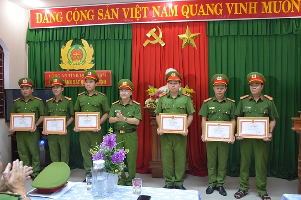 Đại tá Nguyễn Đức Dũng (đứng giữa) khen đột xuất các lực lượng Công an Quảng Nam khen thưởng các lực lượng phá án ma túy