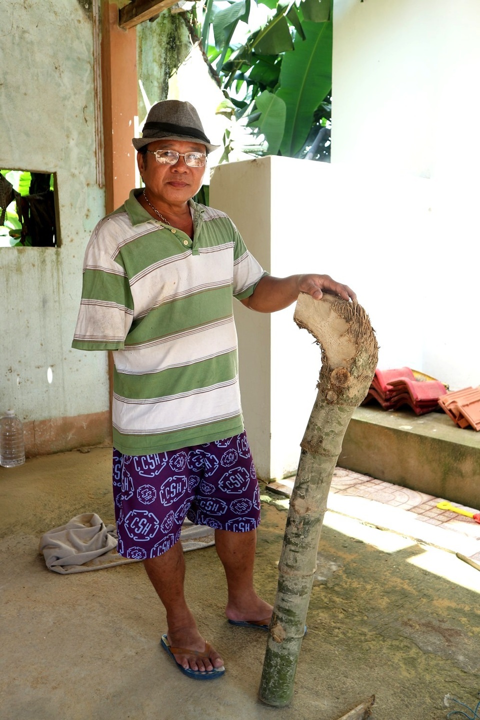 Tình cờ bén duyên với công việc chế tác gốc tre thành các sản phẩm độc đáo, tuyệt đẹp, với ông Chánh đó chính là cả niềm đam mê và “nghiệp vận” giúp ông đổi đời Gặp ông “Năm khùng” cụt tay biến gốc tre thành bàn ghế