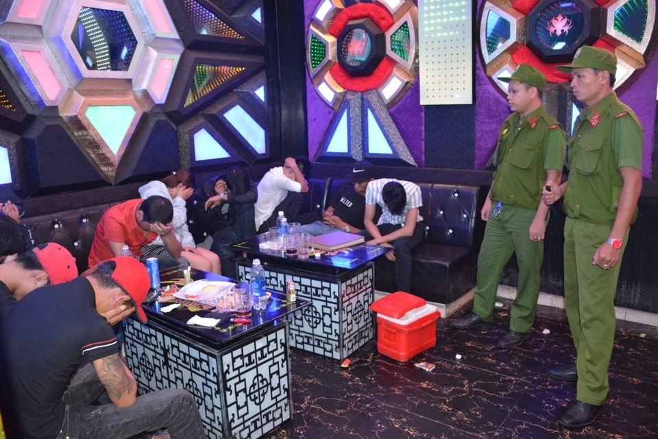 Lực lượng Công an kiểm tra phòng hát karaoke Diễm Linh tại thị xã Điện Bàn và phát hiện gần 70 người dương tính ma túy Công an Quảng Nam khen thưởng các lực lượng phá án ma túy
