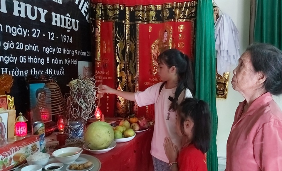 3 chị em mồ côi nghẹn ngào: Chúng cháu mất bố mẹ thật rồi! - 1 3 chị em mồ côi nghẹn ngào: Chúng cháu mất bố mẹ thật rồi! - 1