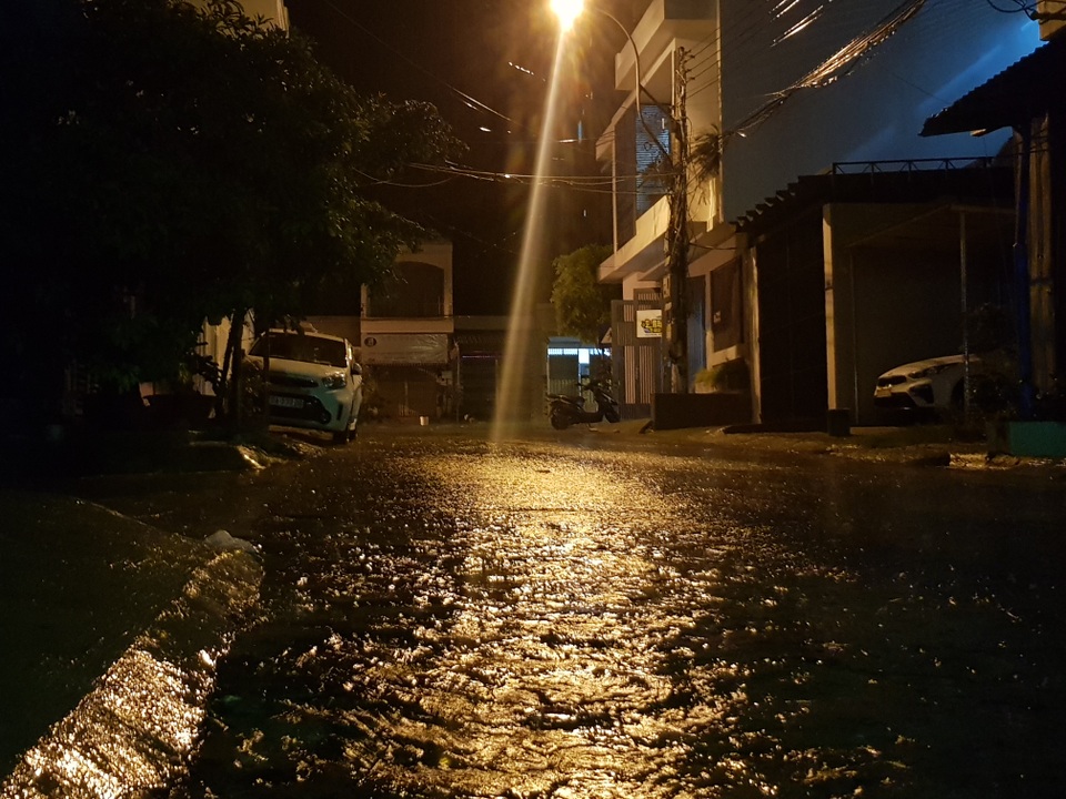 Miền Trung mưa lớn xối xả, mất điện diện rộng nhiều nơi - 8 Miền Trung mưa lớn xối xả, mất điện diện rộng nhiều nơi - 8
