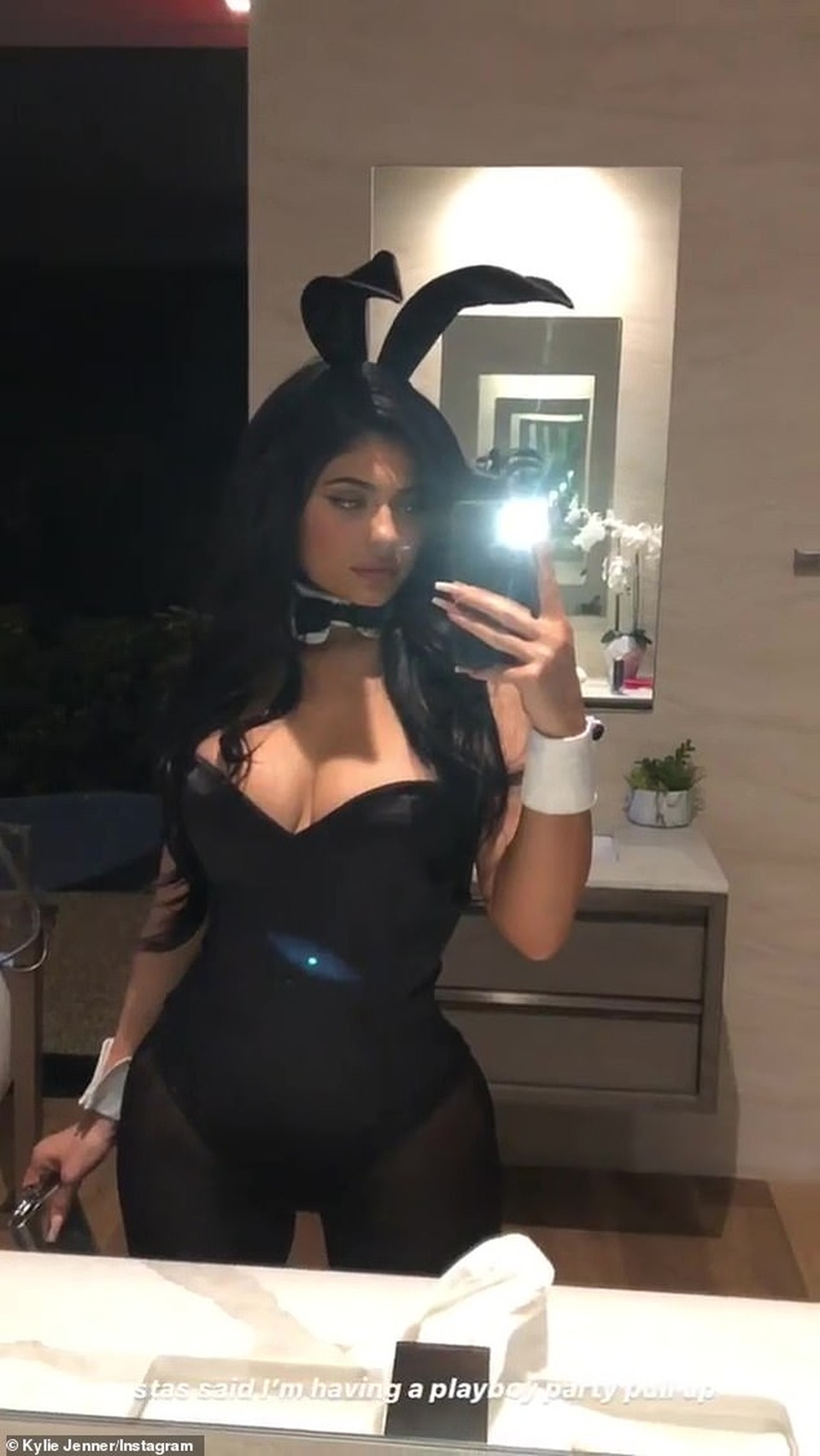 Kylie Jenner bốc lửa dự tiệc hóa trang - 3 Kylie Jenner bốc lửa dự tiệc hóa trang - 3