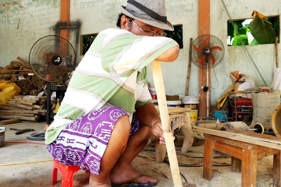 Vì còn một tay lanh lặn nên công việc của ông khá khó khăn, cần sự kiên trì và cần mẫn cao Gặp ông “Năm khùng” cụt tay biến gốc tre thành bàn ghế