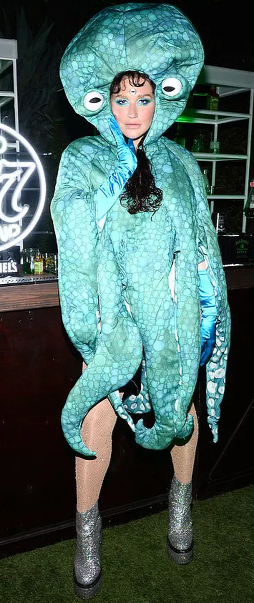 Blac Chyna hóa trang kỳ dị, mặc hở bạo đi chơi Halloween - 9 Blac Chyna hóa trang kỳ dị, mặc hở bạo đi chơi Halloween - 9