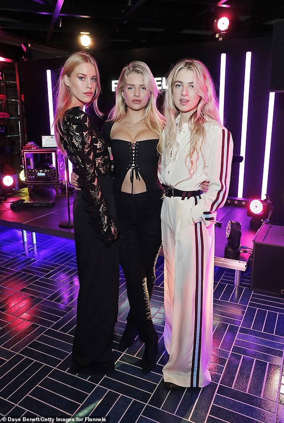 Lottie Moss mặc áo nhỏ xíu khoe vòng một táo bạo - 5 Lottie Moss mặc áo nhỏ xíu khoe vòng một táo bạo - 5