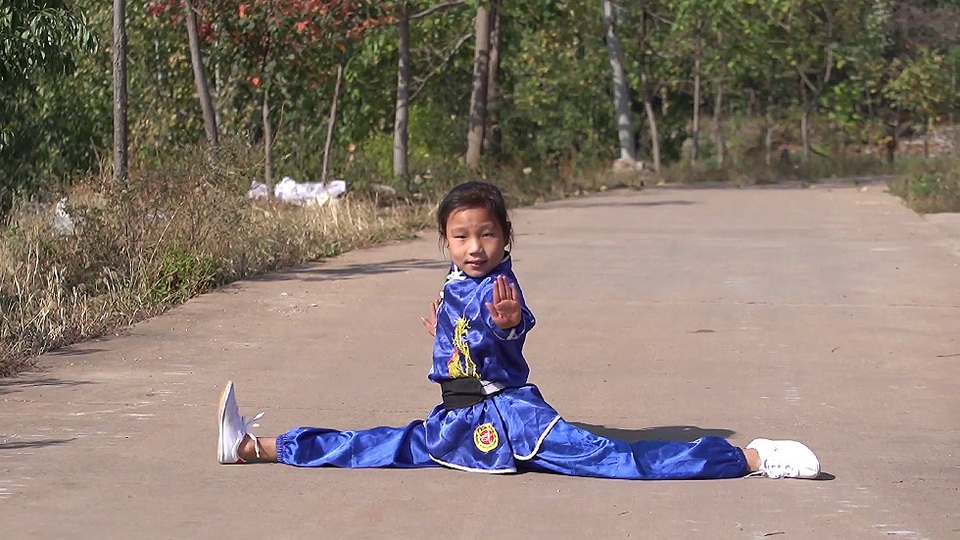 “Thần đồng” kungfu 9 tuổi trình diễn tuyệt chiêu vắt chân sau đầu - 1 “Thần đồng” kungfu 9 tuổi trình diễn tuyệt chiêu vắt chân sau đầu - 1