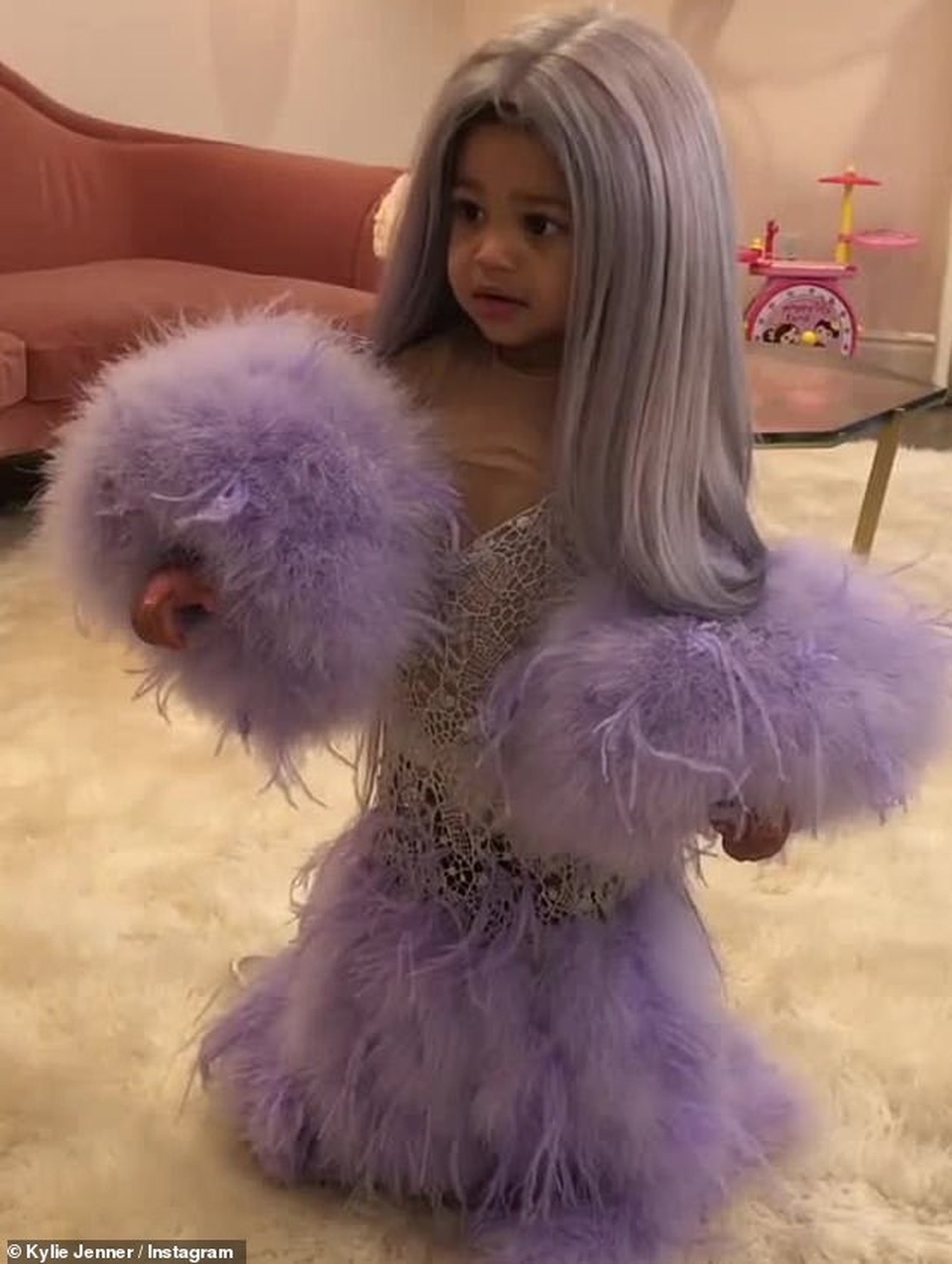 Kylie Jenner bốc lửa dự tiệc hóa trang - 6 Kylie Jenner bốc lửa dự tiệc hóa trang - 6
