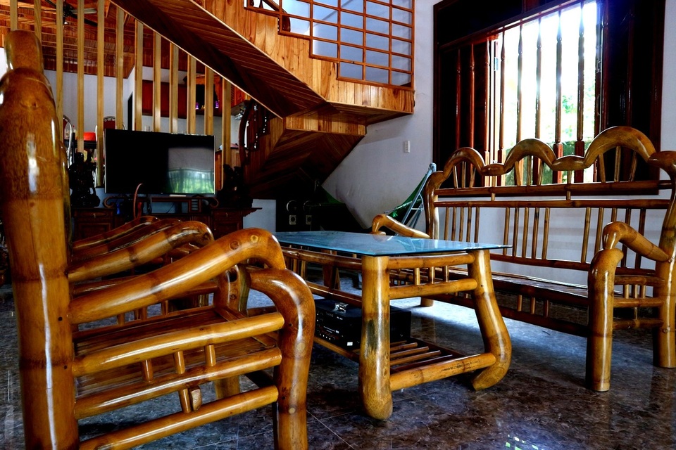 Theo ông Chánh, đây là bộ bàn ghế ông còn giữ lại được duy nhất trong nhà bởi khách đặt khá đông, có được bao nhiêu họ đều lấy hết. Cũng nhờ những gốc tre xù xì, mộc mạc đã khiến cuộc sống ông bước sang trang mới Gặp ông “Năm khùng” cụt tay biến gốc tre thành bàn ghế