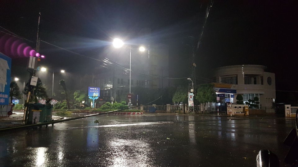Miền Trung mưa lớn xối xả, mất điện diện rộng nhiều nơi - 2 Miền Trung mưa lớn xối xả, mất điện diện rộng nhiều nơi - 2