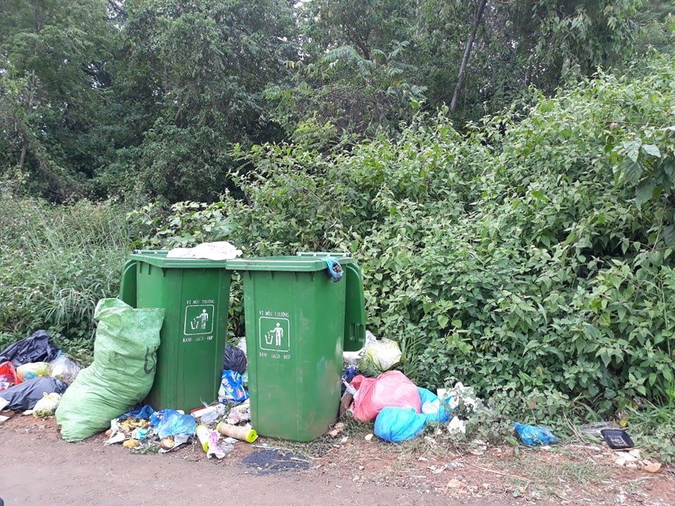 Phát hiện thi thể bé trai sơ sinh trong thùng rác - 1 Phát hiện thi thể bé trai sơ sinh trong thùng rác - 1