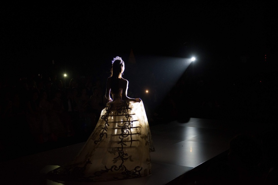 Hoàng Thuỳ mở màn đẳng cấp, Hoa hậu Lương Thuỳ Linh làm vedette tại Tuần lễ Thời trang - 9