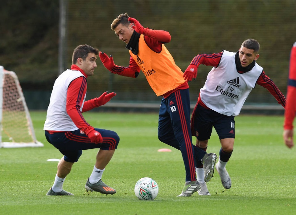 Bất chấp mọi chỉ trích, Xhaka vẫn ra sân tập cùng Arsenal - 8 Bất chấp mọi chỉ trích, Xhaka vẫn ra sân tập cùng Arsenal - 8