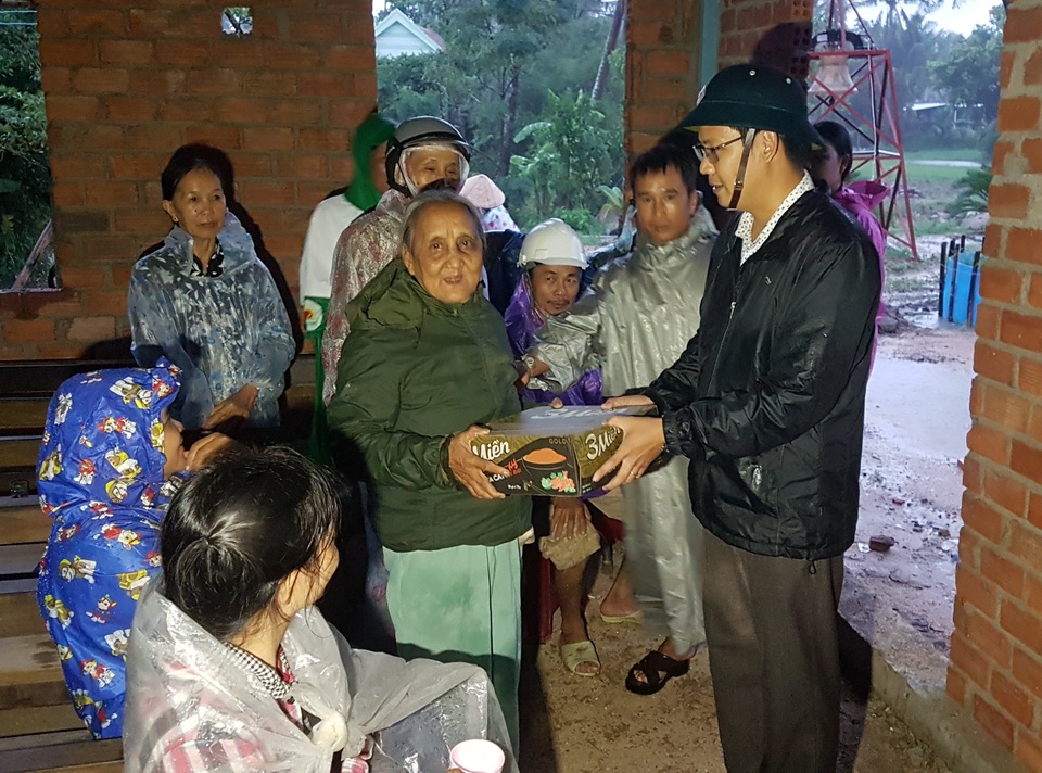 Di dời hàng ngàn hộ dân ở vùng xung yếu trước khi bão đổ bộ - 4 Di dời hàng ngàn hộ dân ở vùng xung yếu trước khi bão đổ bộ - 4