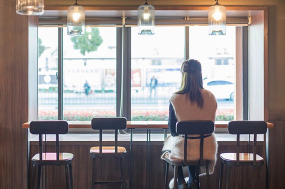 Bất ngờ chạm mặt bạn trai “đã chết” trong nhà hàng - 1