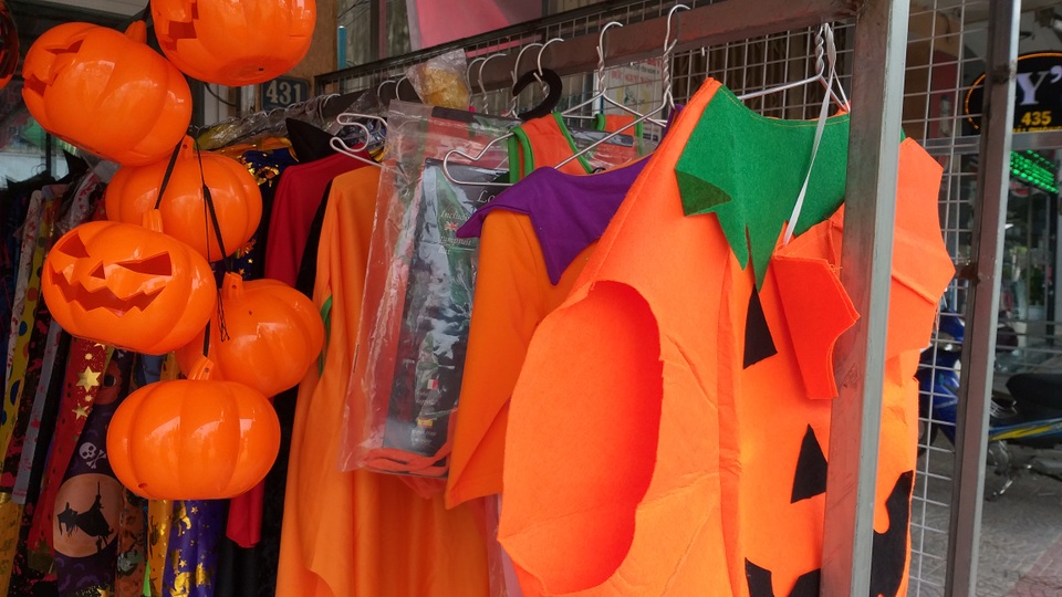 Đồ hóa trang Halloween càng ma quái, rùng rợn càng hút khách nhí - 4 Đồ hóa trang Halloween càng ma quái, rùng rợn càng hút khách nhí - 4