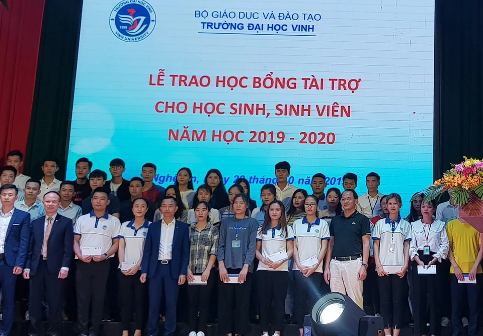 Đại học Vinh: Trao học bổng cho học sinh, sinh viên nghèo - 2 Đại học Vinh: Trao học bổng cho học sinh, sinh viên nghèo - 2