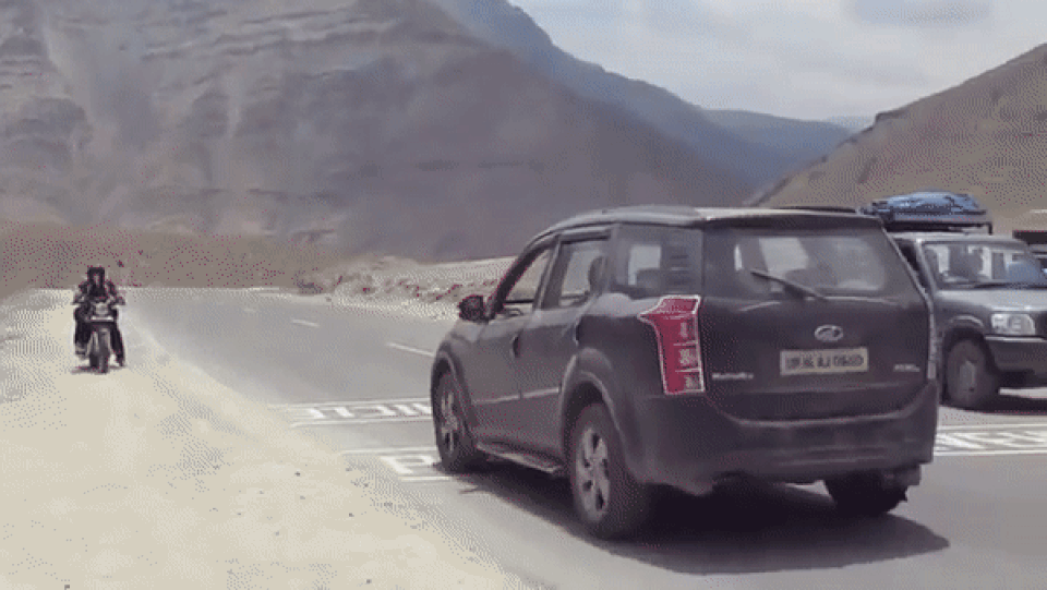 Bí ẩn ở ngọn đồi kỳ lạ: Nơi ô tô tắt máy vẫn tự lên dốc - 1