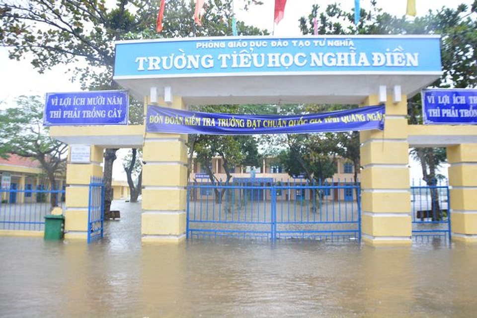 Quảng Ngãi: Thông báo khẩn cho học sinh nghỉ học tránh bão - 1 Quảng Ngãi: Thông báo khẩn cho học sinh nghỉ học tránh bão - 1