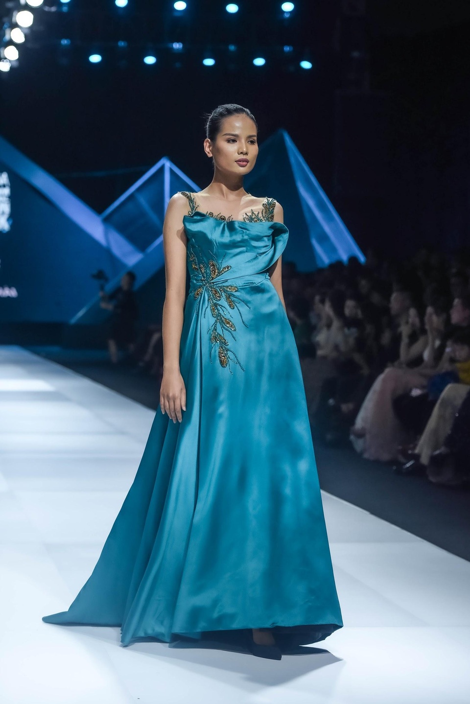 Hoàng Thuỳ mở màn đẳng cấp, Hoa hậu Lương Thuỳ Linh làm vedette tại Tuần lễ Thời trang - 12