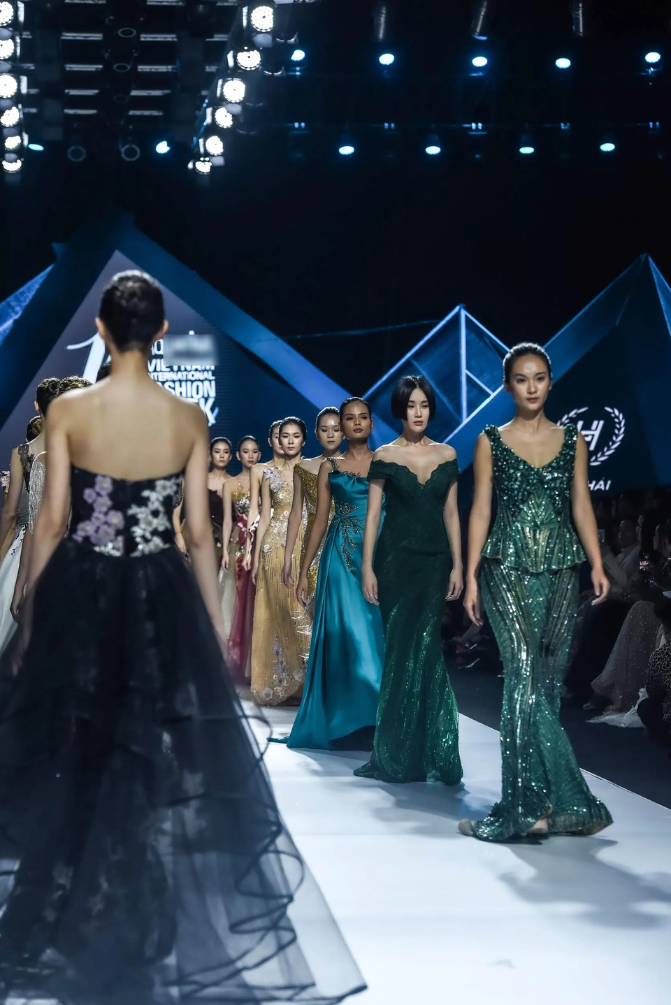 Hoàng Thuỳ mở màn đẳng cấp, Hoa hậu Lương Thuỳ Linh làm vedette tại Tuần lễ Thời trang - 16