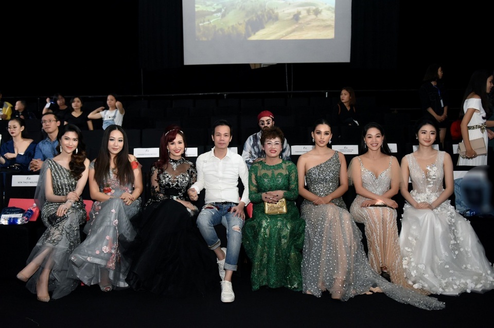 Hoàng Thuỳ mở màn đẳng cấp, Hoa hậu Lương Thuỳ Linh làm vedette tại Tuần lễ Thời trang - 1