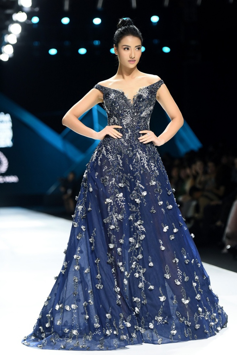 Hoàng Thuỳ mở màn đẳng cấp, Hoa hậu Lương Thuỳ Linh làm vedette tại Tuần lễ Thời trang - 10