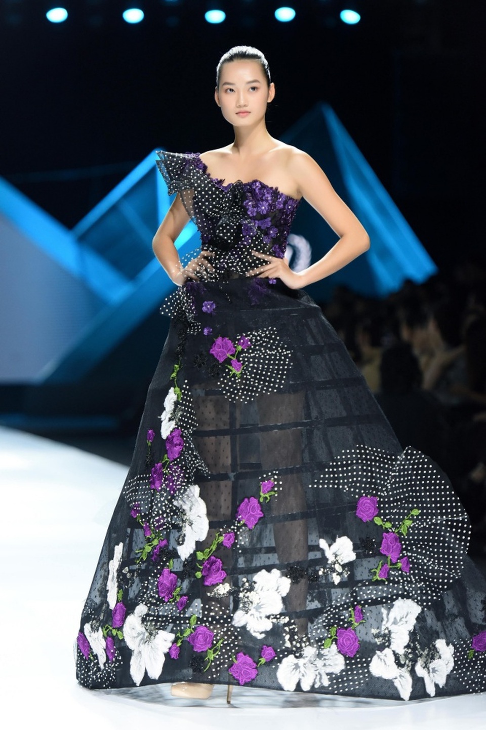 Hoàng Thuỳ mở màn đẳng cấp, Hoa hậu Lương Thuỳ Linh làm vedette tại Tuần lễ Thời trang - 11