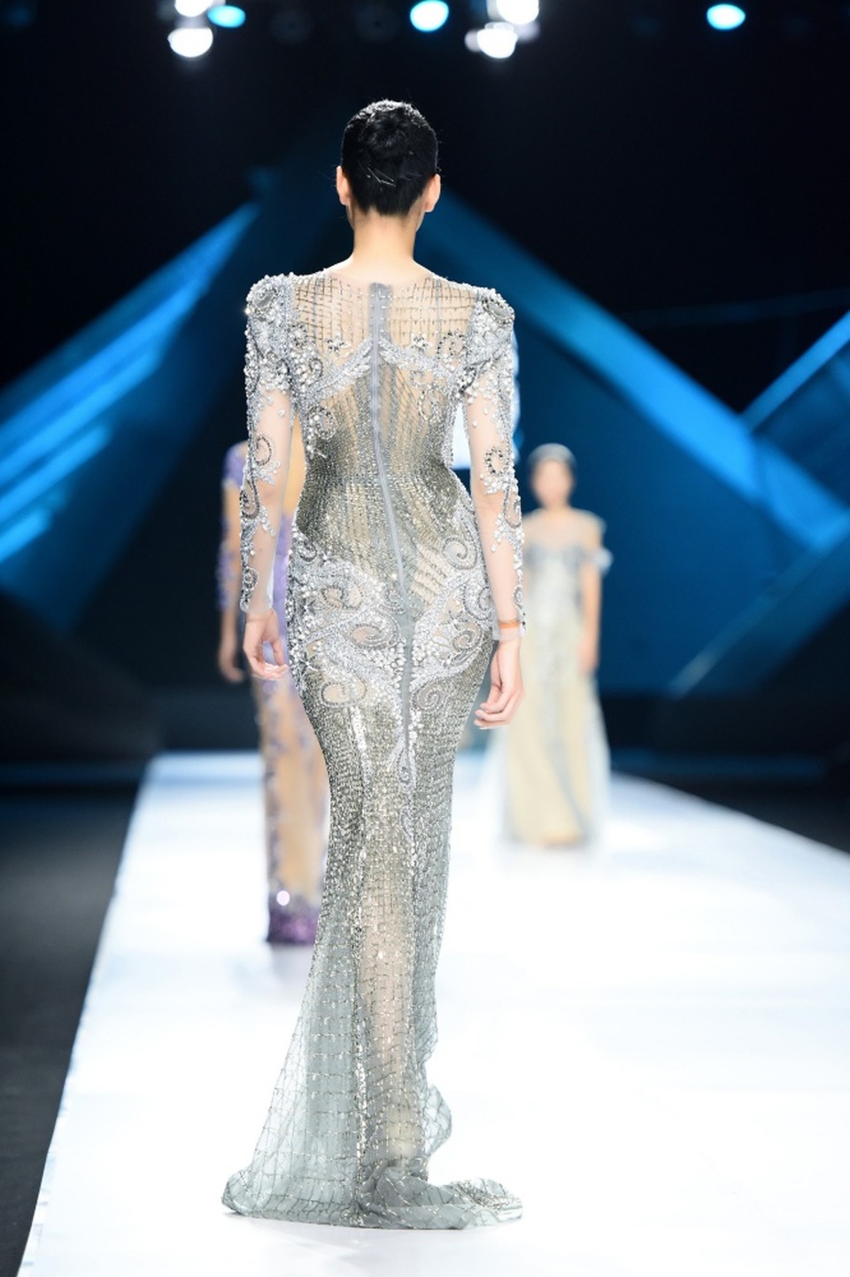 Hoàng Thuỳ mở màn đẳng cấp, Hoa hậu Lương Thuỳ Linh làm vedette tại Tuần lễ Thời trang - 13