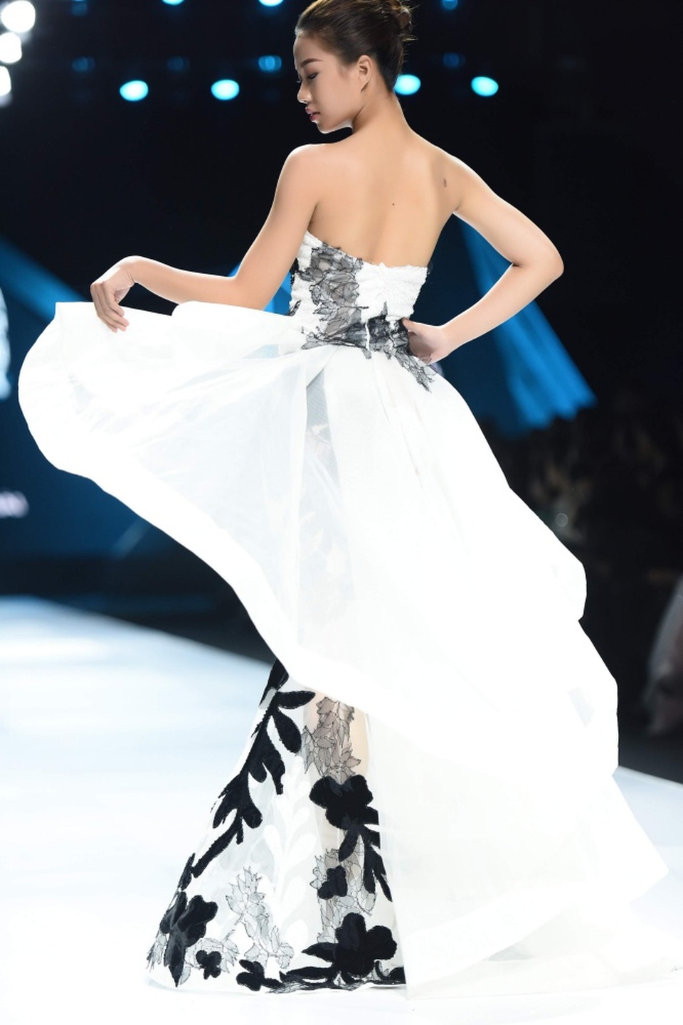 Hoàng Thuỳ mở màn đẳng cấp, Hoa hậu Lương Thuỳ Linh làm vedette tại Tuần lễ Thời trang - 14