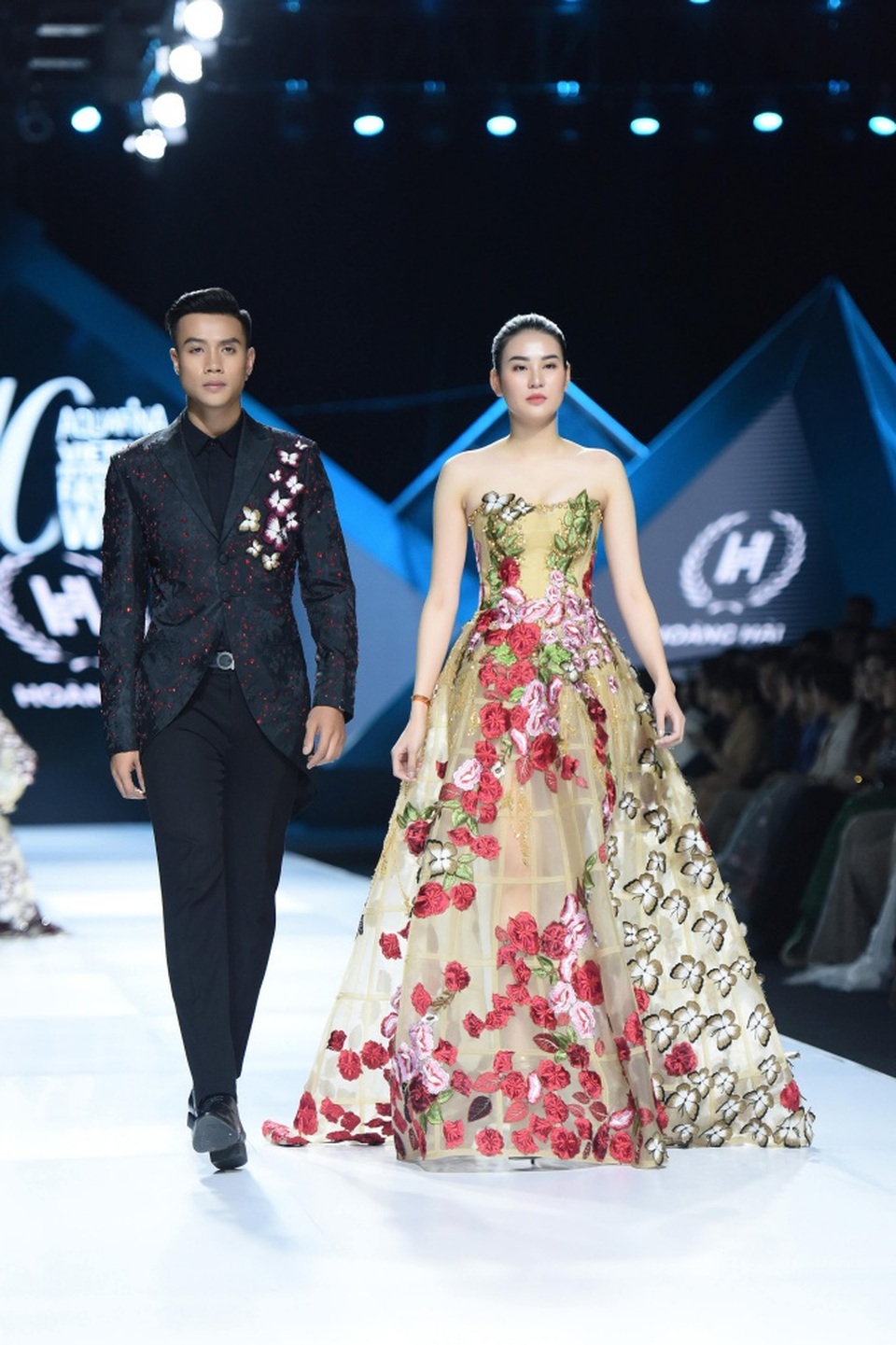 Hoàng Thuỳ mở màn đẳng cấp, Hoa hậu Lương Thuỳ Linh làm vedette tại Tuần lễ Thời trang - 15