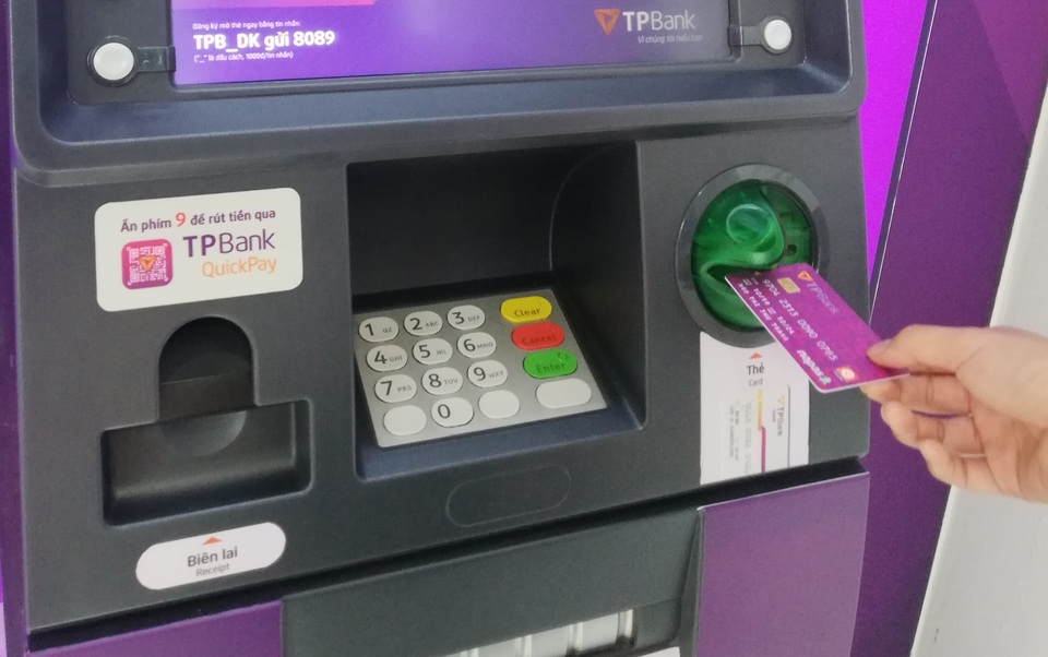 Sớm chuyển đổi sang thẻ chip để không mất tiền khi sử dụng thẻ ATM - 1 Sớm chuyển đổi sang thẻ chip để không mất tiền khi sử dụng thẻ ATM - 1