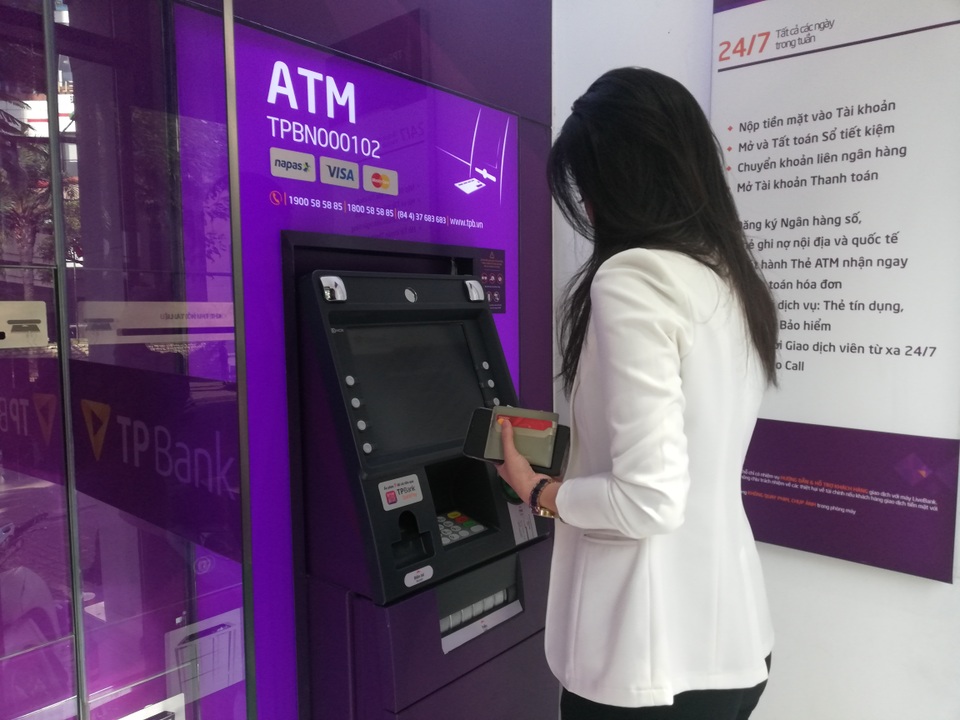 Sớm chuyển đổi sang thẻ chip để không mất tiền khi sử dụng thẻ ATM - 2 Sớm chuyển đổi sang thẻ chip để không mất tiền khi sử dụng thẻ ATM - 2