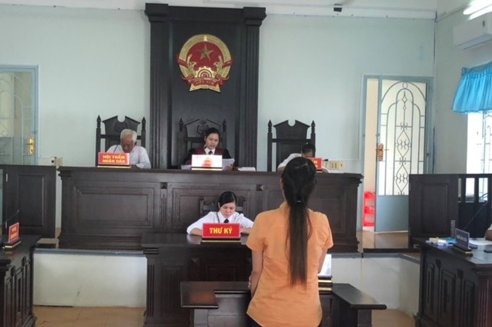 Lợi dụng người quen, lừa tiền “chạy” việc, mua đất - 1 Lợi dụng người quen, lừa tiền “chạy” việc, mua đất - 1