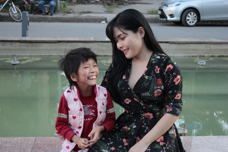 Chuyện cảm động về cô gái Hà Nội xinh đẹp từng bị kỳ thị vì nhận nuôi bé gái lở loét - 6 Chuyện cảm động về cô gái Hà Nội xinh đẹp từng bị kỳ thị vì nhận nuôi bé gái lở loét - 6