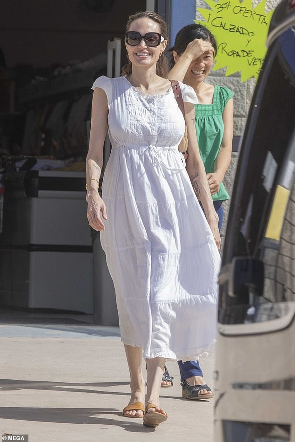 Bận rộn quay phim mới, Angelina Jolie vẫn đưa các con đi mua sắm - 1 Bận rộn quay phim mới, Angelina Jolie vẫn đưa các con đi mua sắm - 1