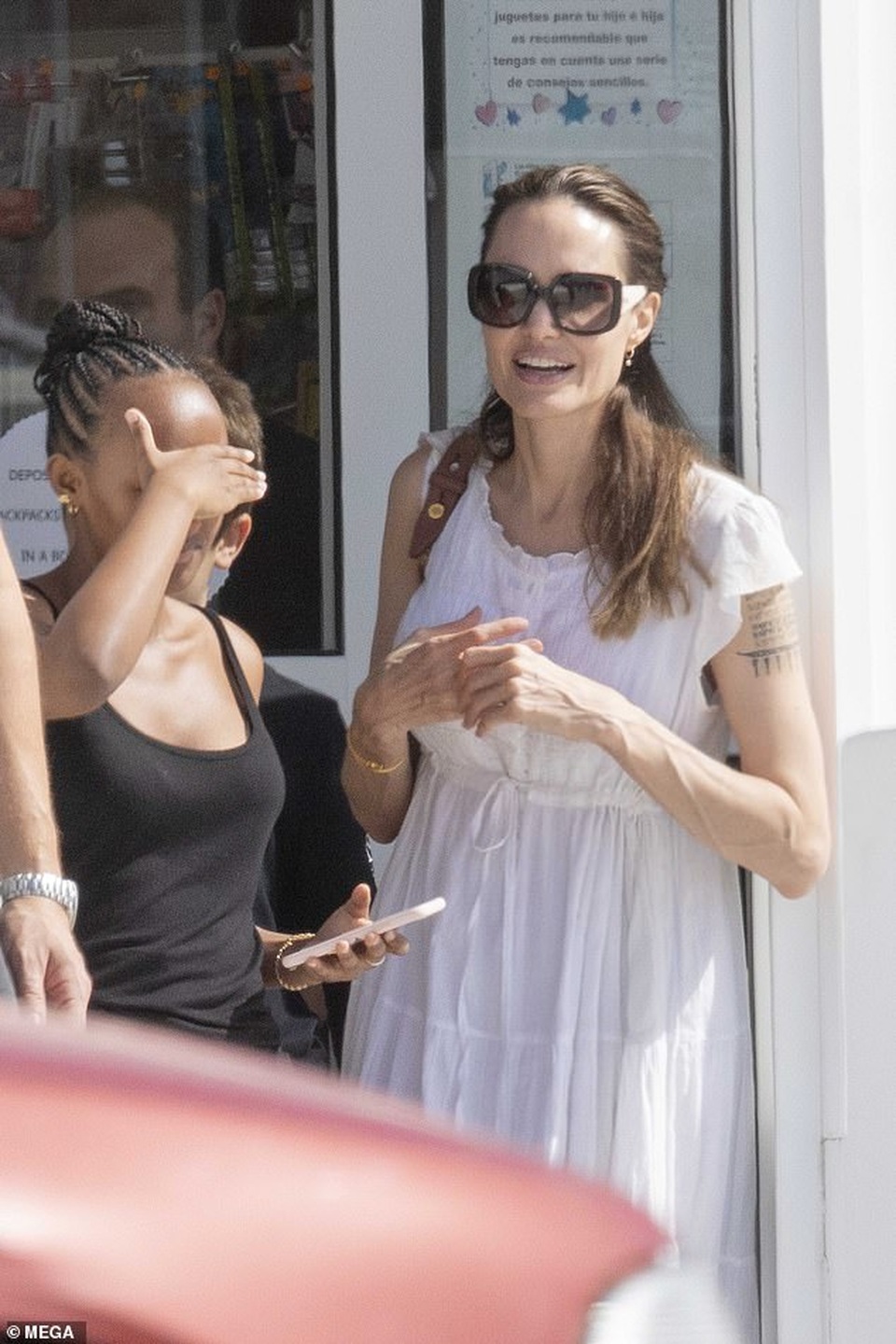 Bận rộn quay phim mới, Angelina Jolie vẫn đưa các con đi mua sắm - 2 Bận rộn quay phim mới, Angelina Jolie vẫn đưa các con đi mua sắm - 2