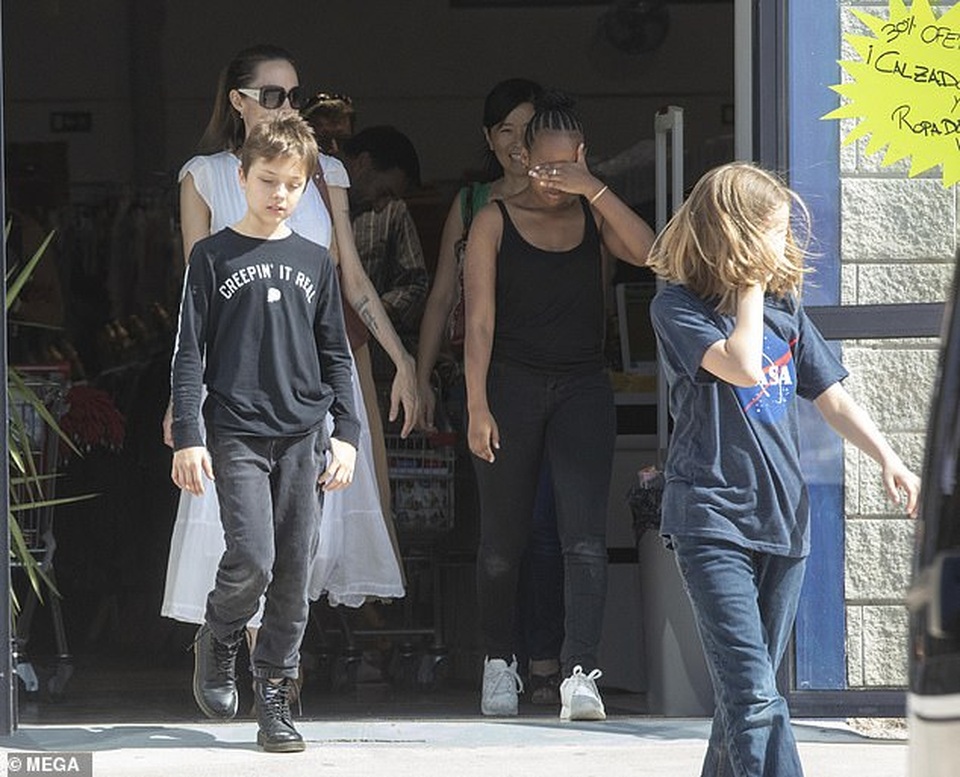 Bận rộn quay phim mới, Angelina Jolie vẫn đưa các con đi mua sắm - 3 Bận rộn quay phim mới, Angelina Jolie vẫn đưa các con đi mua sắm - 3