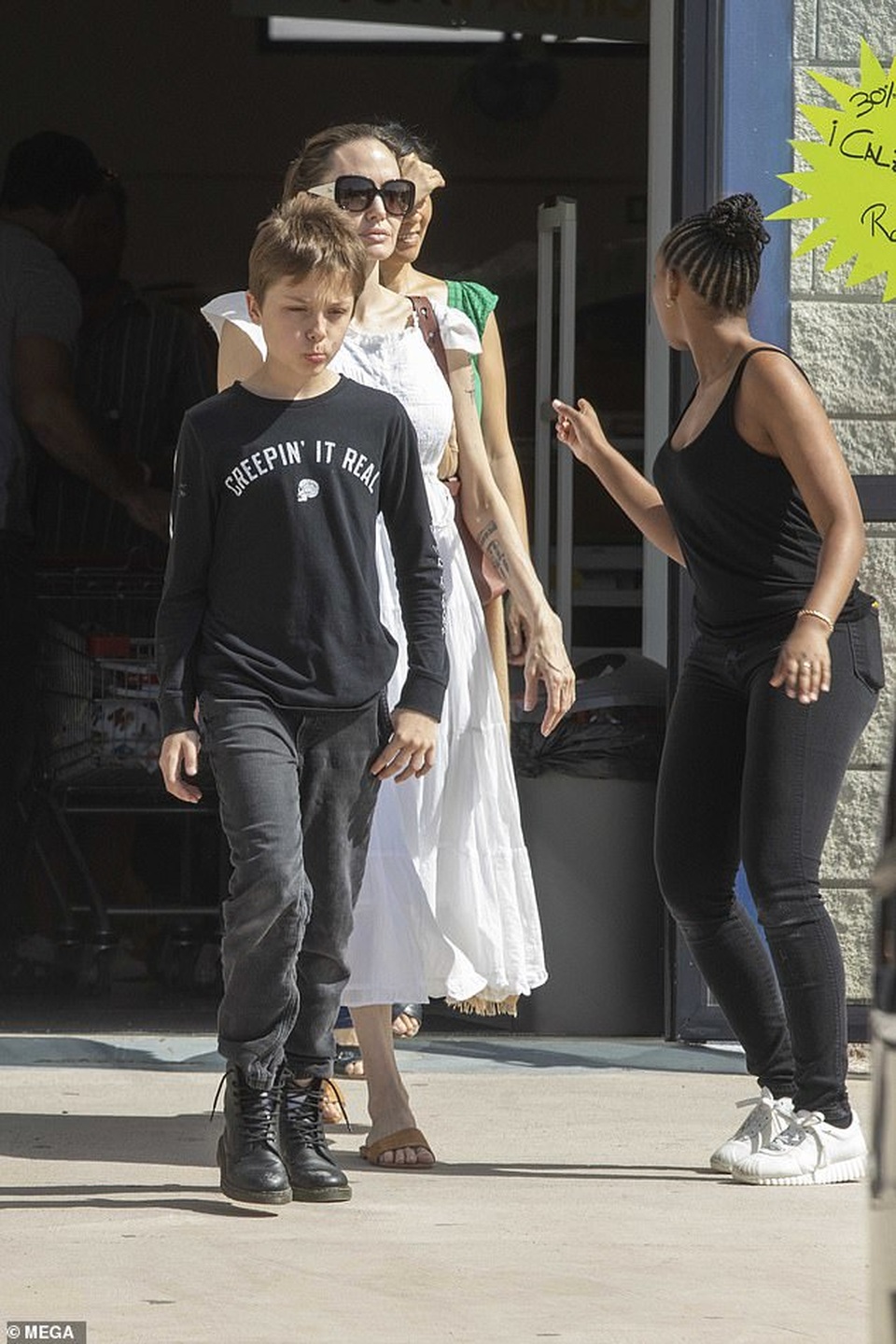 Bận rộn quay phim mới, Angelina Jolie vẫn đưa các con đi mua sắm - 4 Bận rộn quay phim mới, Angelina Jolie vẫn đưa các con đi mua sắm - 4