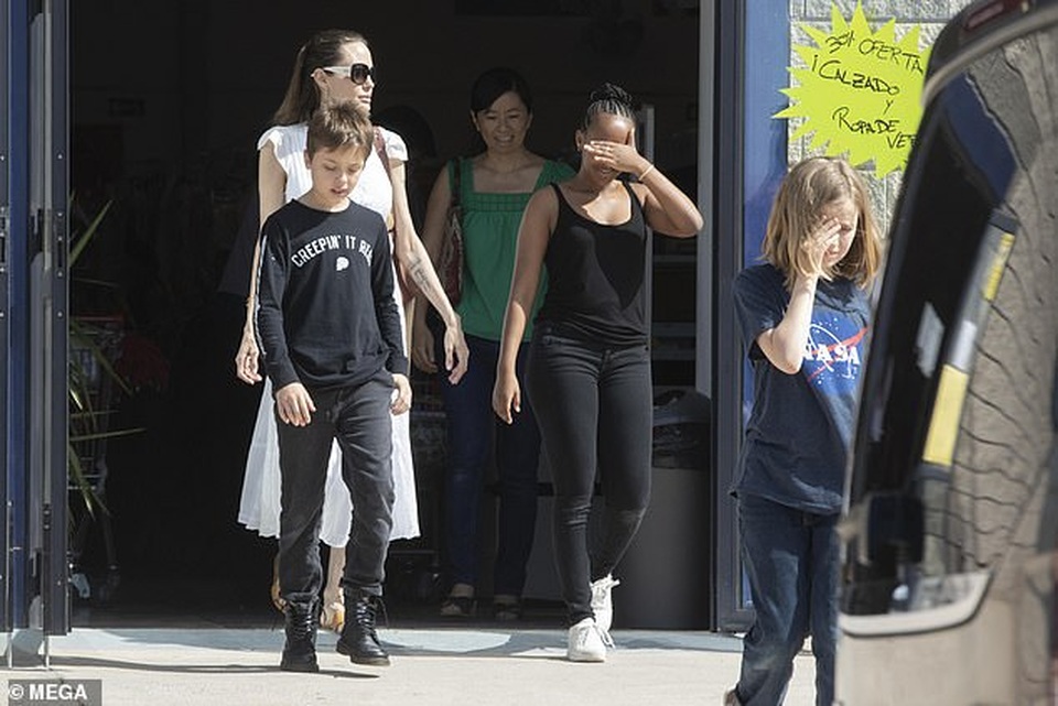 Bận rộn quay phim mới, Angelina Jolie vẫn đưa các con đi mua sắm - 7 Bận rộn quay phim mới, Angelina Jolie vẫn đưa các con đi mua sắm - 7