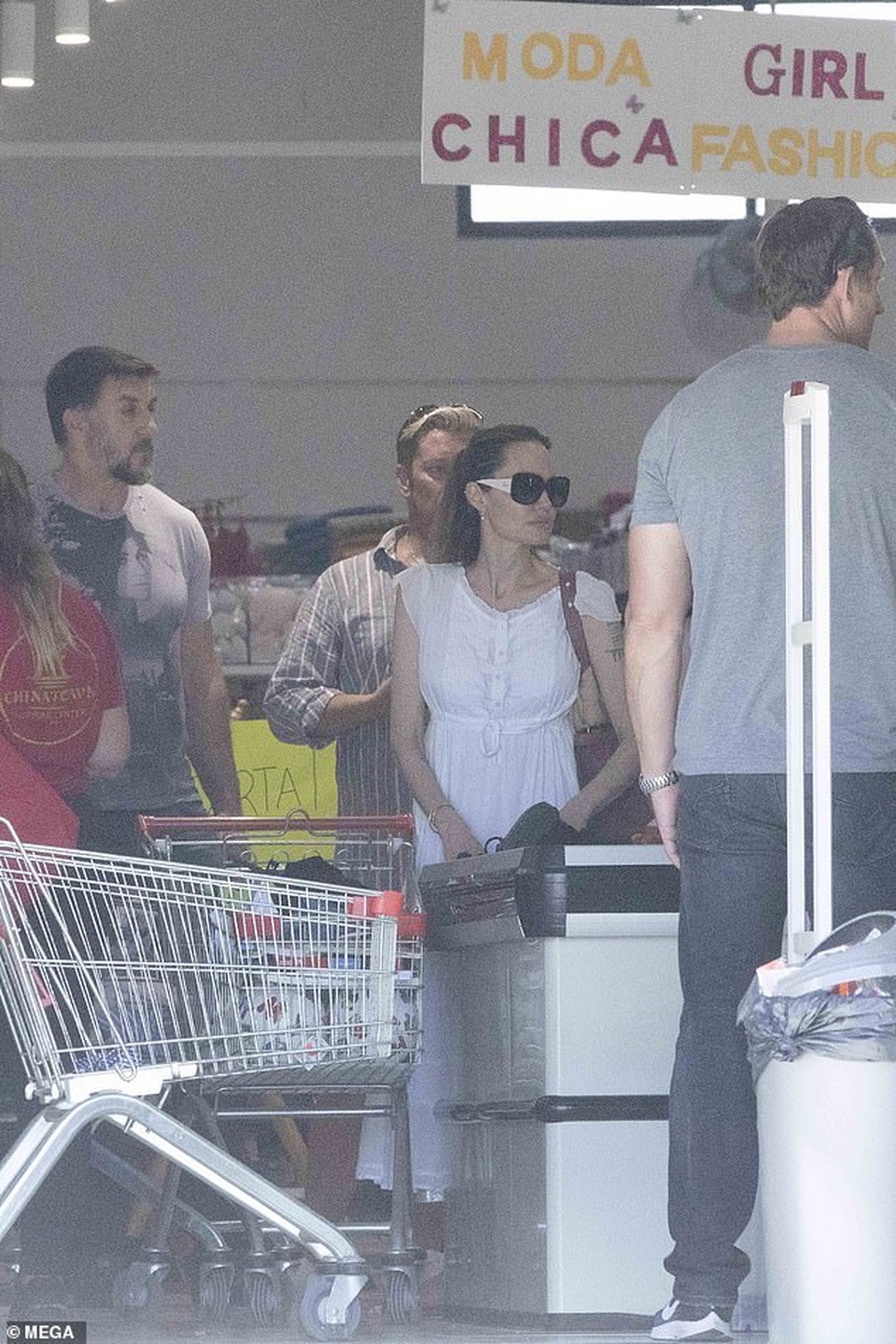 Bận rộn quay phim mới, Angelina Jolie vẫn đưa các con đi mua sắm - 8 Bận rộn quay phim mới, Angelina Jolie vẫn đưa các con đi mua sắm - 8