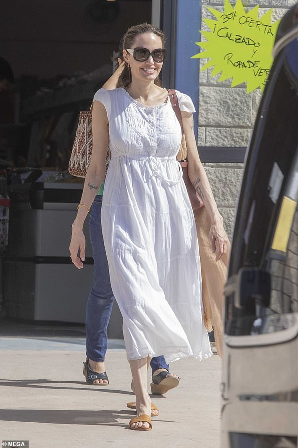 Bận rộn quay phim mới, Angelina Jolie vẫn đưa các con đi mua sắm - 9 Bận rộn quay phim mới, Angelina Jolie vẫn đưa các con đi mua sắm - 9