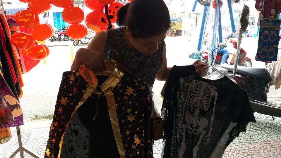 Đồ hóa trang Halloween càng ma quái, rùng rợn càng hút khách nhí - 2 Đồ hóa trang Halloween càng ma quái, rùng rợn càng hút khách nhí - 2