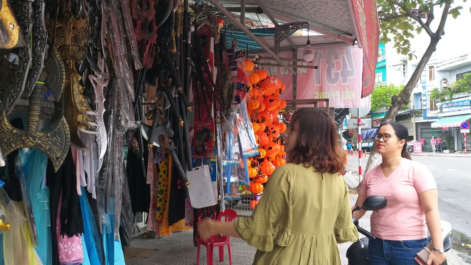 Đồ hóa trang Halloween càng ma quái, rùng rợn càng hút khách nhí - 1 Đồ hóa trang Halloween càng ma quái, rùng rợn càng hút khách nhí - 1