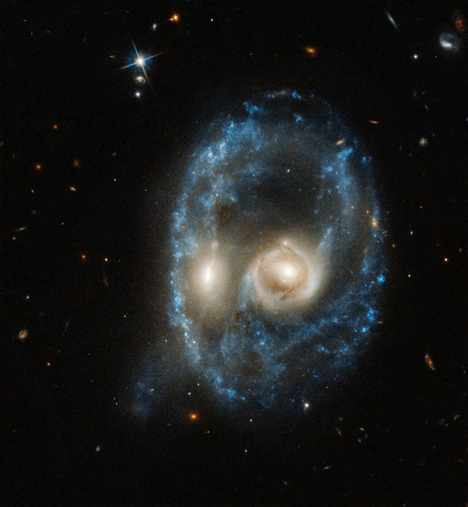 Kính viễn vọng Hubble phát hiện “khuôn mặt ma quái” trong không gian - 1 Kính viễn vọng Hubble phát hiện “khuôn mặt ma quái” trong không gian - 1