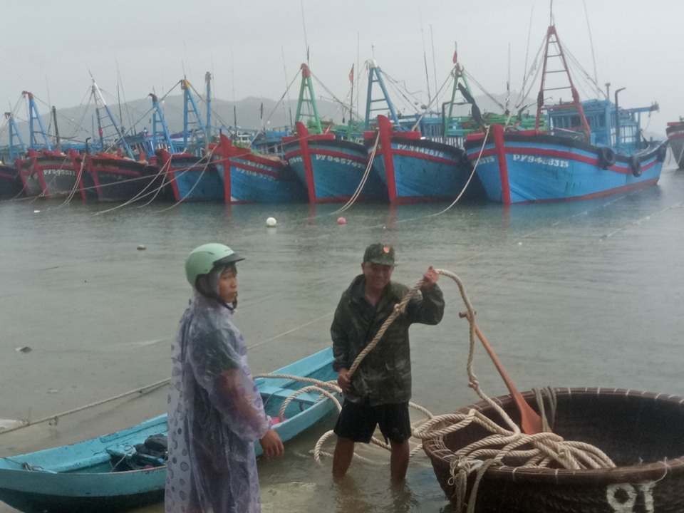 Di dời hàng ngàn hộ dân ở vùng xung yếu trước khi bão đổ bộ - 2 Di dời hàng ngàn hộ dân ở vùng xung yếu trước khi bão đổ bộ - 2