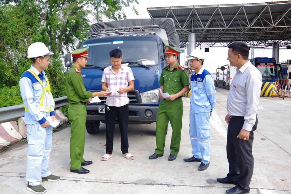 Xuất hiện nhóm đối tượng giả danh Công an chặn xe tải để trộm cắp tài sản - 1 Xuất hiện nhóm đối tượng giả danh Công an chặn xe tải để trộm cắp tài sản - 1