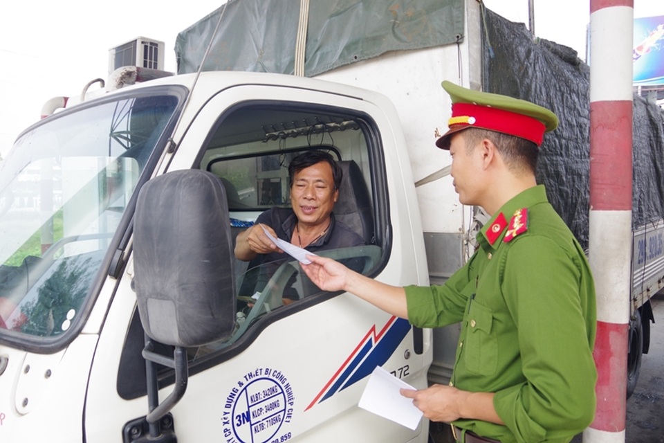 Xuất hiện nhóm đối tượng giả danh Công an chặn xe tải để trộm cắp tài sản - 2 Xuất hiện nhóm đối tượng giả danh Công an chặn xe tải để trộm cắp tài sản - 2