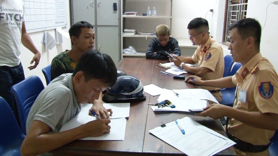 Hàng loạt “quái xế” xăm trổ lái xe “độ” náo loạn đường phố Huế - 3 Hàng loạt “quái xế” xăm trổ lái xe “độ” náo loạn đường phố Huế - 3